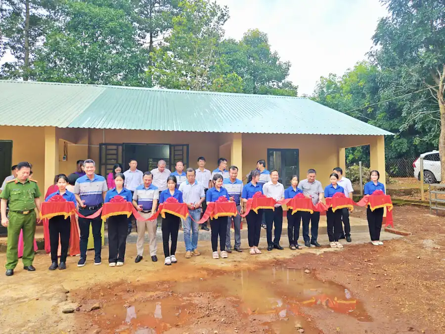 Sao Mai Education Group đồng hành cùng CLB Golf ĐH Kinh tế TP.HCM trao tặng màn hình LED cho Trường Tiểu học Tân Hưng A