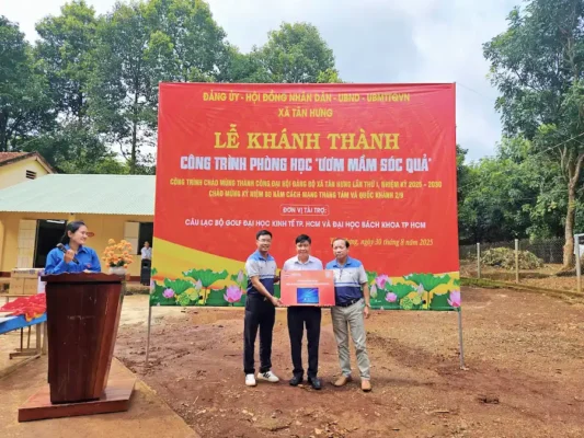 Sao Mai Education Group đồng hành cùng CLB Golf ĐH Kinh tế TP.HCM trao tặng màn hình LED cho Trường Tiểu học Tân Hưng A