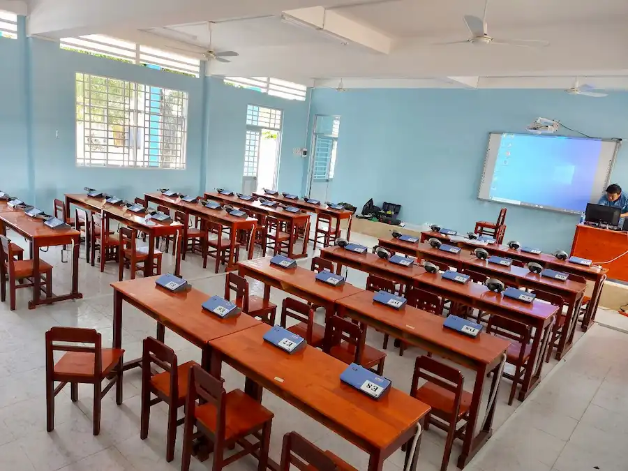 So sánh các mô hình phòng học ngoại ngữ: Truyền thống và công nghệ 4.0