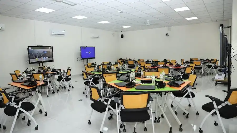 So sánh các mô hình phòng học ngoại ngữ: Truyền thống và công nghệ 4.0