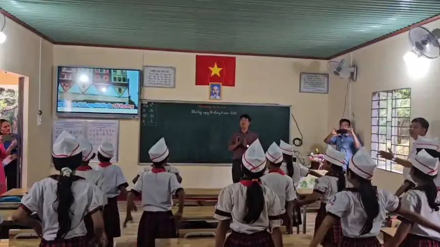 Sao Mai Education Group đồng hành cùng CLB Golf ĐH Kinh tế TP.HCM trao tặng màn hình LED cho Trường Tiểu học Tân Hưng A