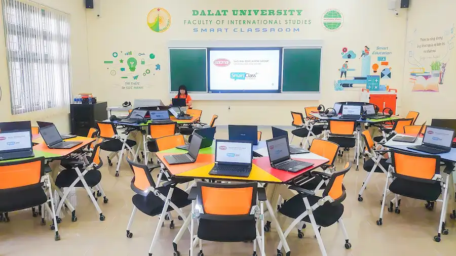 So sánh các mô hình phòng học ngoại ngữ: Truyền thống và công nghệ 4.0