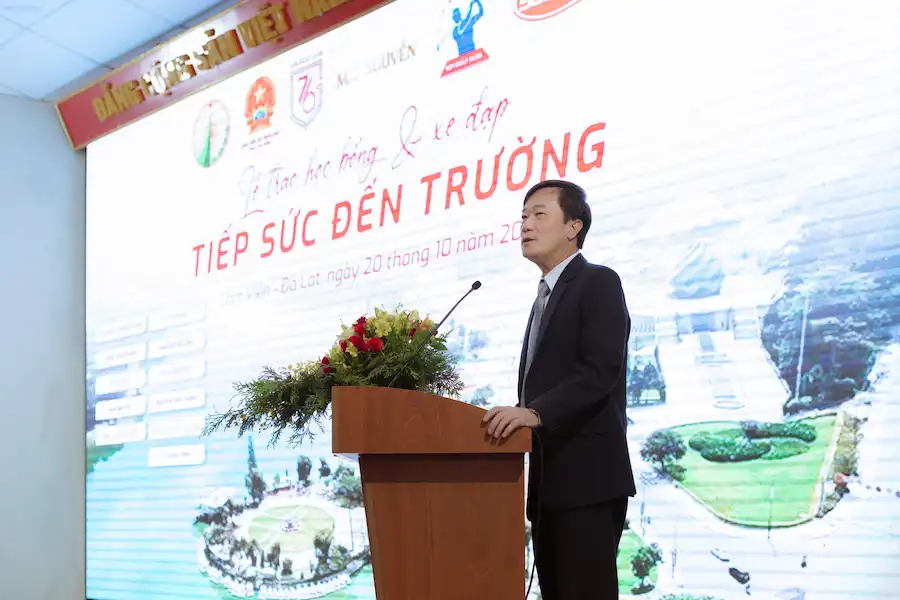 Sao Mai Education Group tài trợ học bổng và xe đạp cho sinh viên Trường Đại học Đà Lạt trong chương trình “Tiếp sức đến trường”