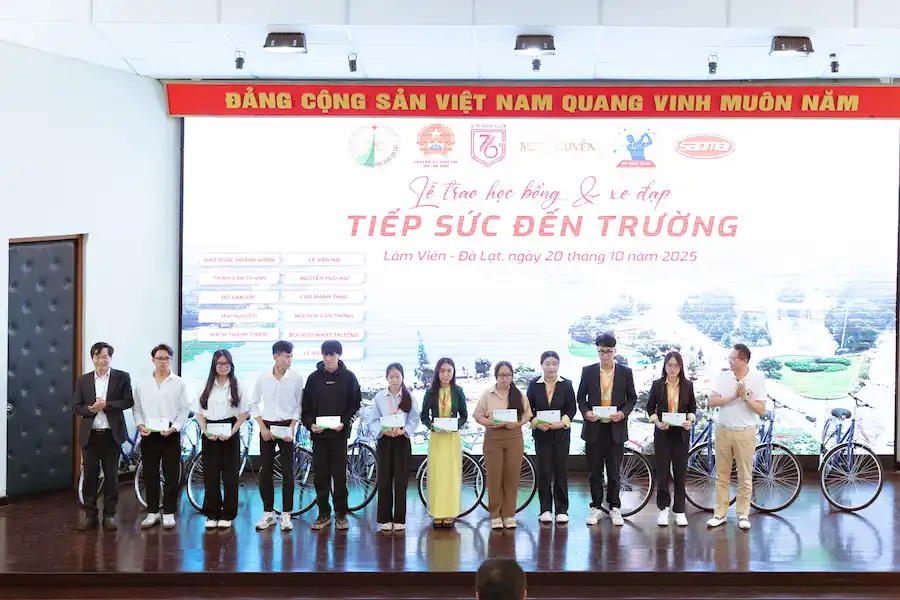 Sao Mai Education Group tài trợ học bổng và xe đạp cho sinh viên Trường Đại học Đà Lạt trong chương trình “Tiếp sức đến trường”