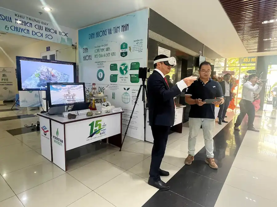 Giải pháp thực tế ảo của Sao Mai vinh dự có mặt tại Lễ kỷ niệm 15 năm thành lập Trường Đại học Dầu Khí Việt Nam 8 Giải pháp thực tế ảo của Sao Mai vinh dự có mặt tại Lễ kỷ niệm 15 năm thành lập Trường Đại học Dầu Khí Việt Nam