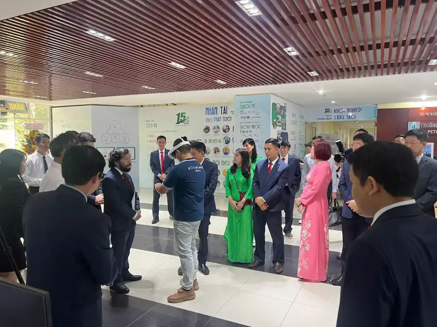 Giải pháp thực tế ảo của Sao Mai vinh dự có mặt tại Lễ kỷ niệm 15 năm thành lập Trường Đại học Dầu Khí Việt Nam 9 Giải pháp thực tế ảo của Sao Mai vinh dự có mặt tại Lễ kỷ niệm 15 năm thành lập Trường Đại học Dầu Khí Việt Nam