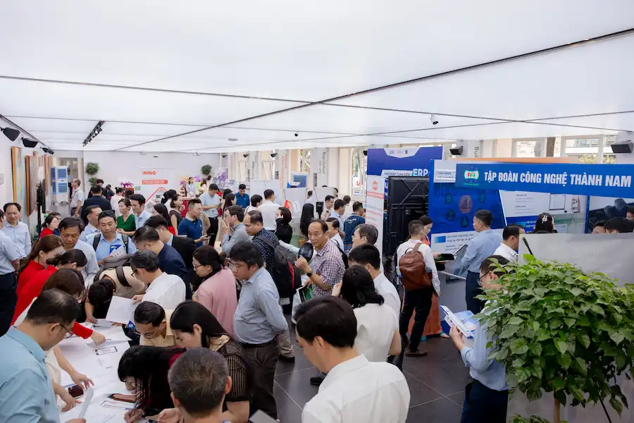 Sao Mai Education Group đồng hành cùng Bộ GD&ĐT tại Hội nghị Chuyển đổi số trong Giáo dục và Đào tạo 2025 8 Sao Mai Education Group đồng hành cùng Bộ GD&ĐT tại Hội nghị Chuyển đổi số trong Giáo dục và Đào tạo 2025