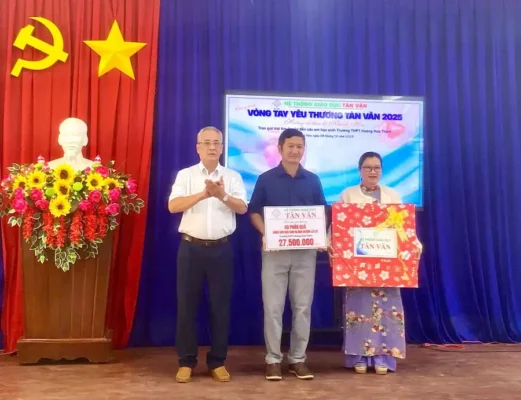 Sao Mai đồng hành cùng Tân Văn trao 150 suất quà cho học sinh bị ảnh hưởng bởi mưa lũ tại Khánh Hòa