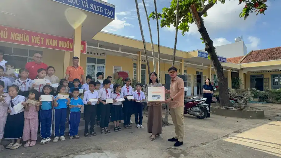 Sao Mai Education Group trao tặng máy chiếu cho học sinh vùng cao Đắk Lắk