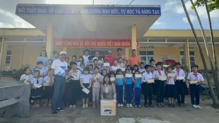 Sao Mai Education Group trao tặng máy chiếu cho học sinh vùng cao Đắk Lắk