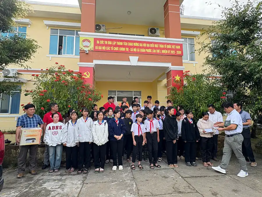 Sao Mai Education Group trao tặng máy chiếu cho học sinh vùng cao Đắk Lắk