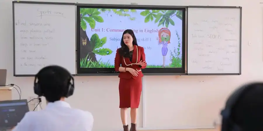 Phòng học ngoại ngữ thông minh Trường Đại Học Sư phạm Kỹ thuật Hưng Yên