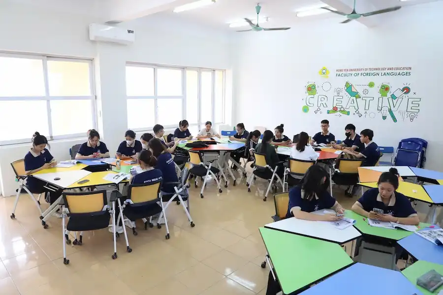 Phòng học ngoại ngữ thông minh Trường Đại Học Sư phạm Kỹ thuật Hưng Yên