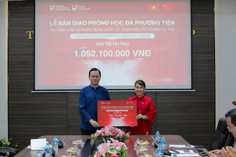 Trường Đại học Công nghiệp Thành phố Hồ Chí Minh (IUH) tiếp nhận tài trợ từ Lãnh sự quán Trung Quốc tại TP. Hồ Chí Minh để trang bị 02 phòng học đa phương tiện hiện đại, do Sao Mai Education Group triển khai, góp phần nâng cao chất lượng đào tạo Ngôn ngữ Trung Quốc và thúc đẩy hợp tác quốc tế.