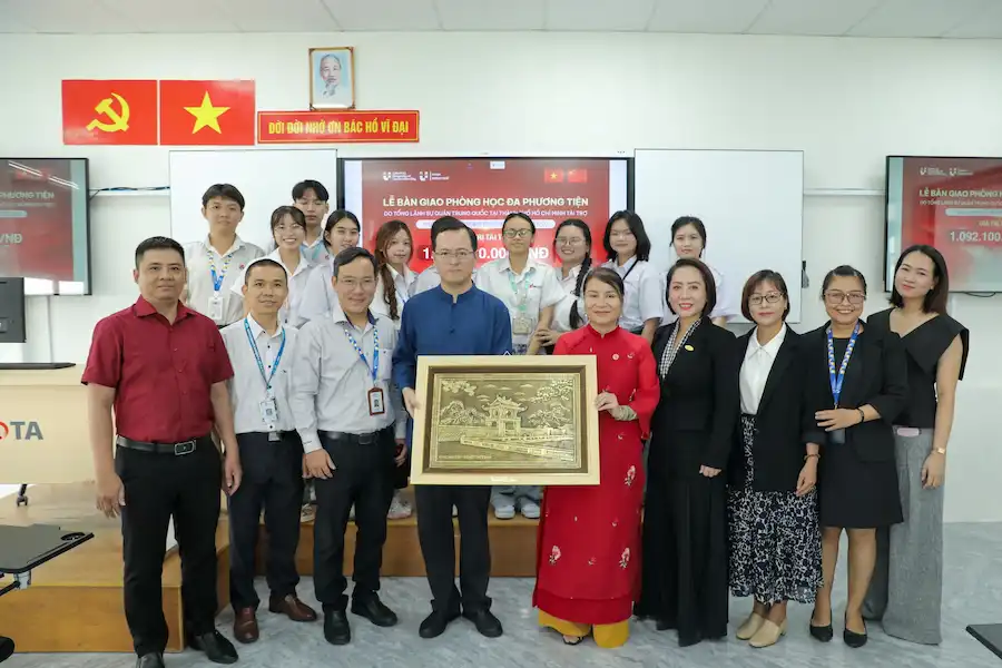 Trường Đại học Công nghiệp Thành phố Hồ Chí Minh (IUH) tiếp nhận tài trợ từ Lãnh sự quán Trung Quốc tại TP. Hồ Chí Minh để trang bị 02 phòng học đa phương tiện hiện đại, do Sao Mai Education Group triển khai, góp phần nâng cao chất lượng đào tạo Ngôn ngữ Trung Quốc và thúc đẩy hợp tác quốc tế.