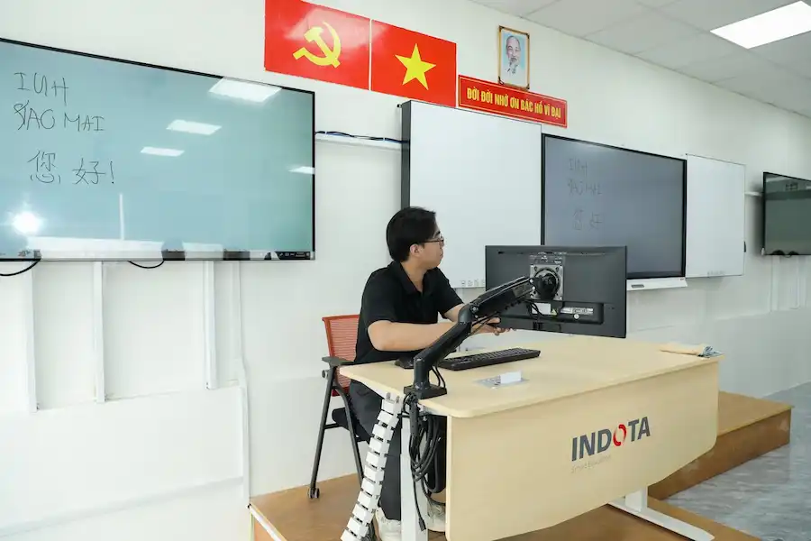 Trường Đại học Công nghiệp Thành phố Hồ Chí Minh (IUH) tiếp nhận tài trợ từ Lãnh sự quán Trung Quốc tại TP. Hồ Chí Minh để trang bị 02 phòng học đa phương tiện hiện đại, do Sao Mai Education Group triển khai, góp phần nâng cao chất lượng đào tạo Ngôn ngữ Trung Quốc và thúc đẩy hợp tác quốc tế.