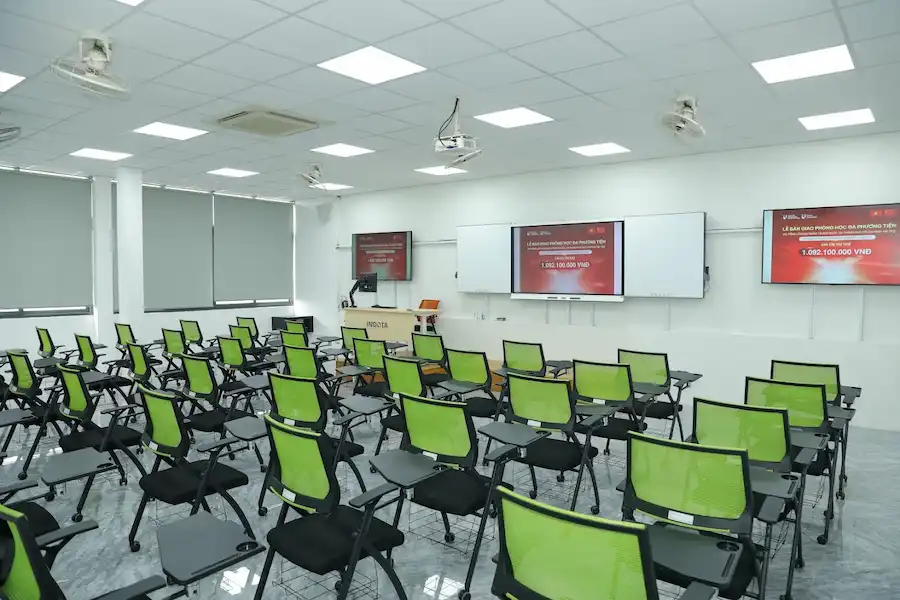 Trường Đại học Công nghiệp Thành phố Hồ Chí Minh (IUH) tiếp nhận tài trợ từ Lãnh sự quán Trung Quốc tại TP. Hồ Chí Minh để trang bị 02 phòng học đa phương tiện hiện đại, do Sao Mai Education Group triển khai, góp phần nâng cao chất lượng đào tạo Ngôn ngữ Trung Quốc và thúc đẩy hợp tác quốc tế.