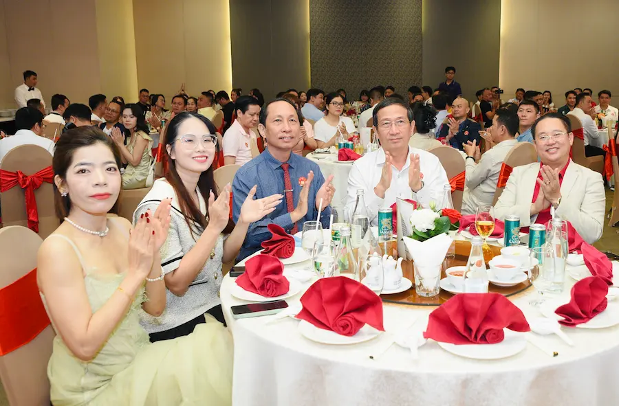 Year End Together Khep lai mot nam gan ket mot niem tin 1