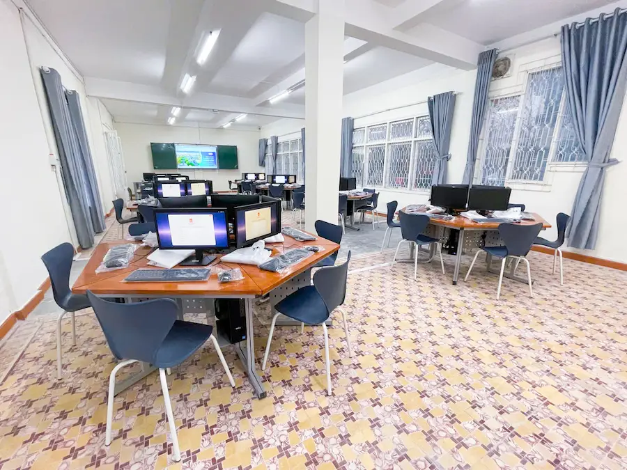 Phòng học thực hành máy tính Trường Đại học Đà Lạt 3 31.01.2026 dai hoc Da lat lap cai dat thiet bi ban ghe 5 1