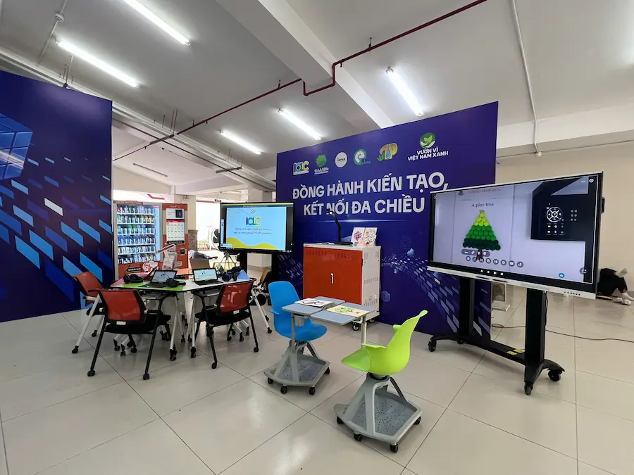 Hội nghị báo cáo tổng kết và phát triển các chương trình tiếng Anh toán - khoa học thực nghiệm theo định hướng STEM/STEAM