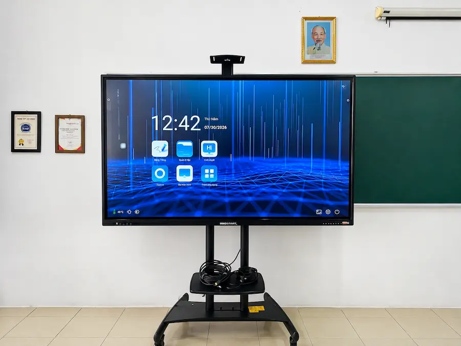 Trường THPT Việt Hoàng, Hà Nội ứng dụng màn hình tương tác INNOSMART trong giảng dạy 2 màn hình tương tác INNOSMART trong giảng dạy